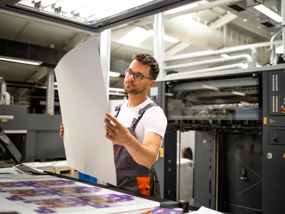prestampa-e-produzione-espositori-in-cartone-plastiche-durevoli